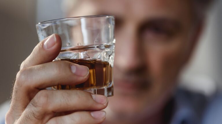 Além das Telas: Como Filmes e Séries Podem Ajudar na Recuperação do Alcoolismo Alcool