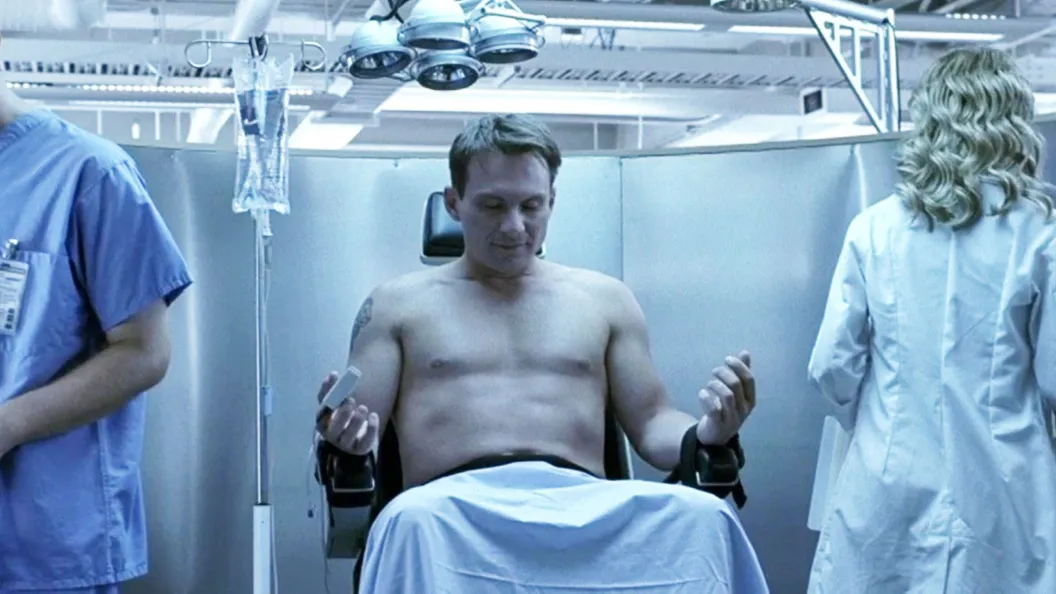 20 anos após o lançamento, sequel de Hollow Man é lembrado como um produto de baixa qualidade